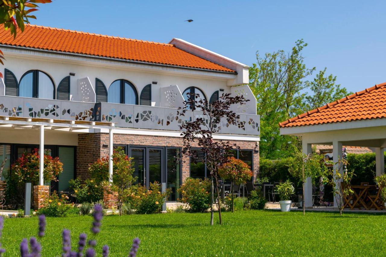 Hotel Boutique 23 Douăzeci şi Trei August Exteriér fotografie