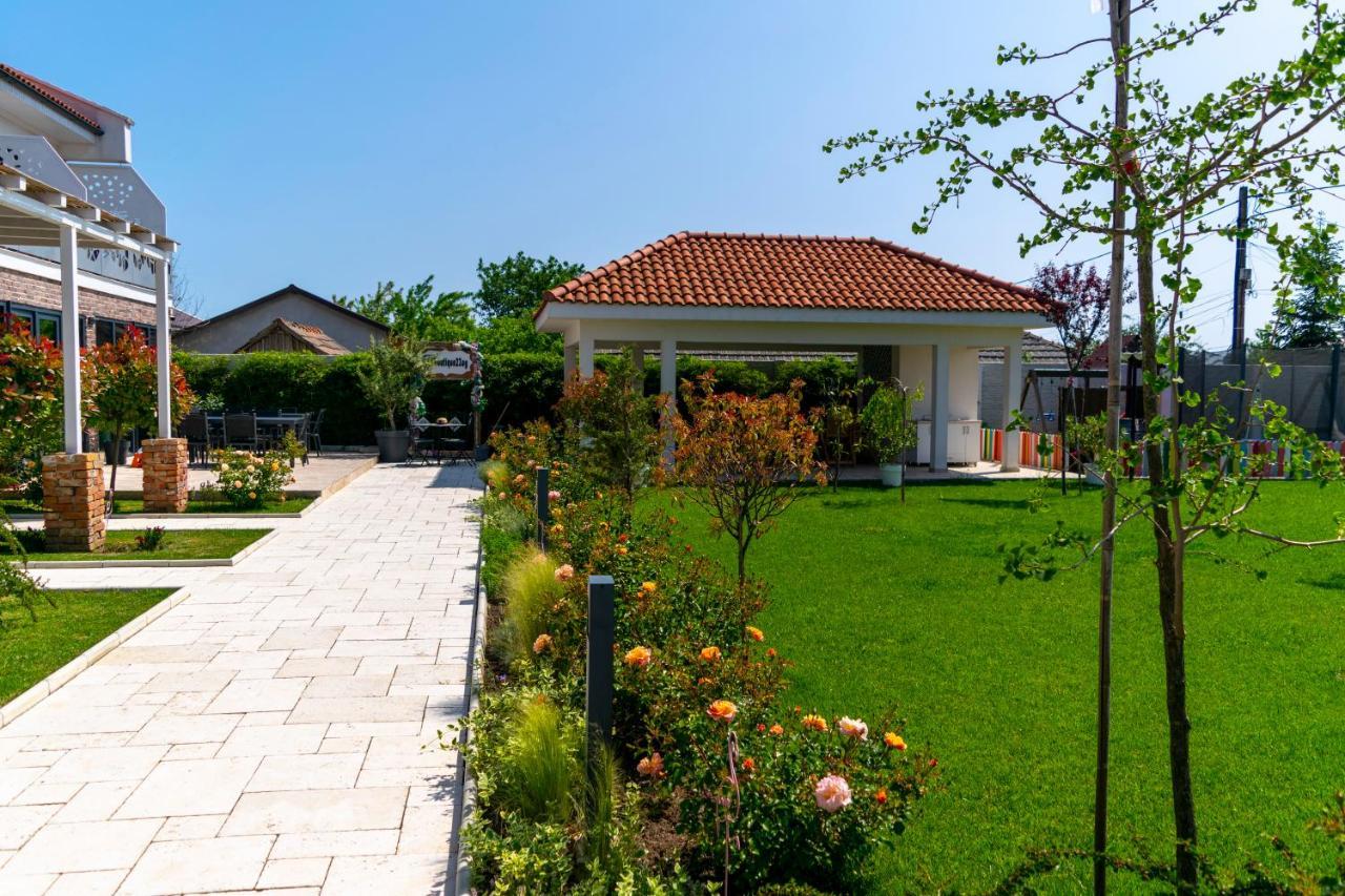 Hotel Boutique 23 Douăzeci şi Trei August Exteriér fotografie